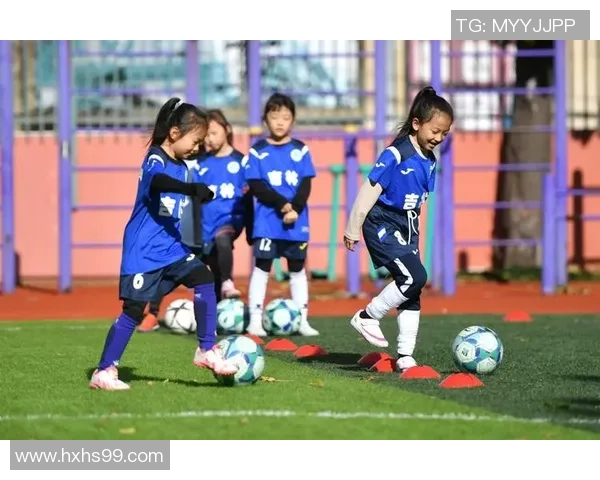 孩子们在绿茵场上奋勇拼搏成功夺冠展现团队精神与无限潜力