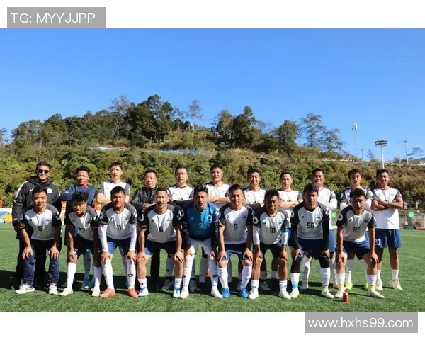 何俊逸的足球之路：从青涩少年到职业球员的成长故事